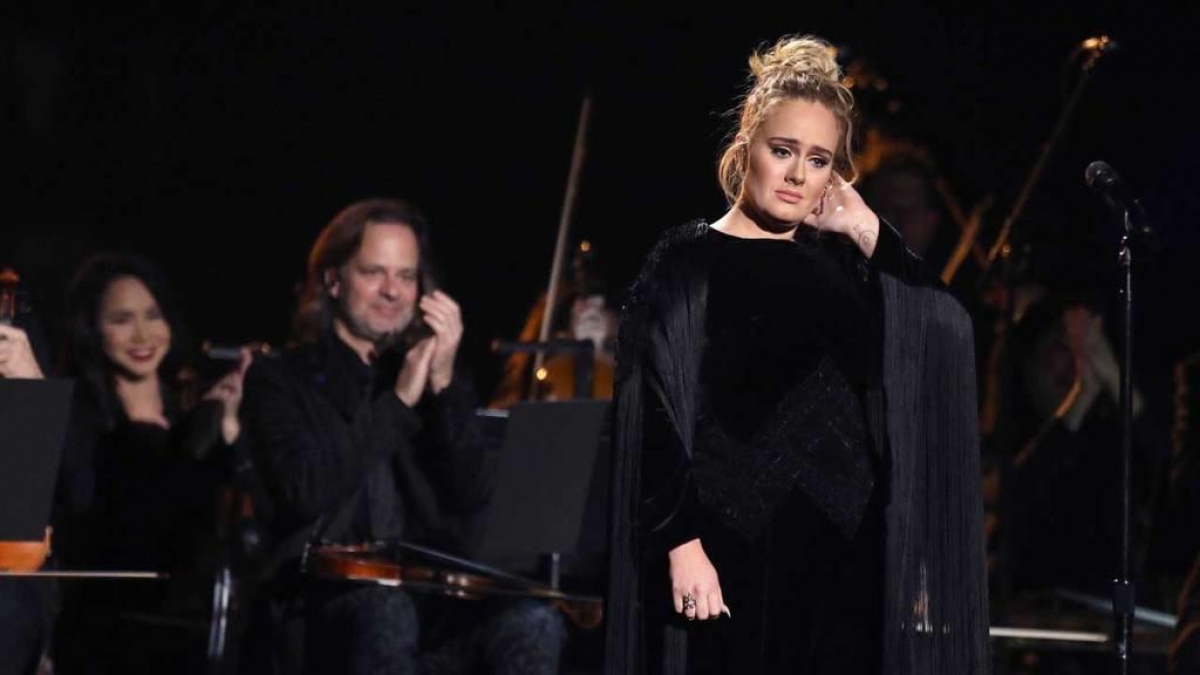 Adele se equivoca y vuelve a empezar en homenaje a George Michael