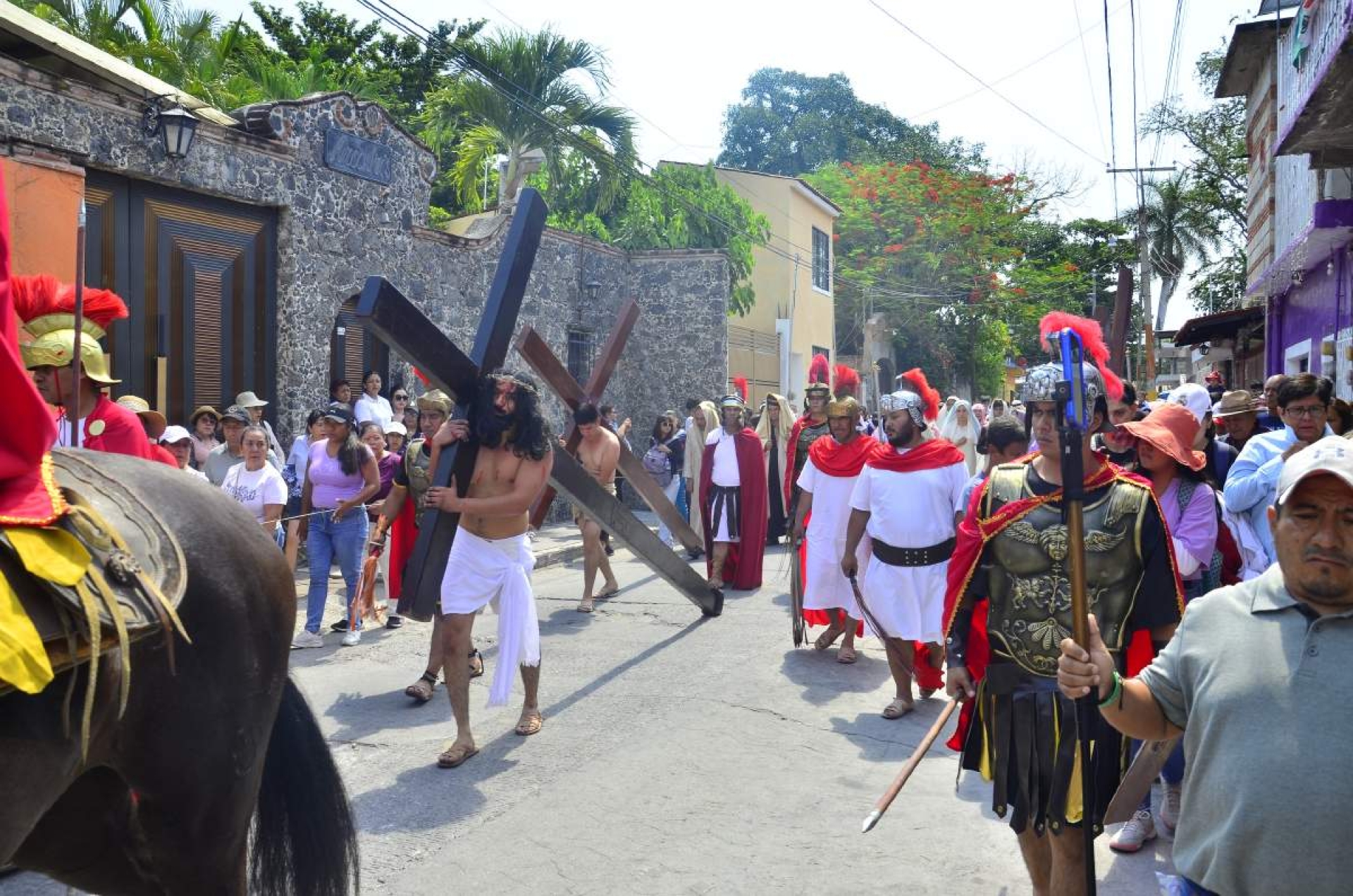 Con saldo blanco, escenifican Viacrucis en Jojutla