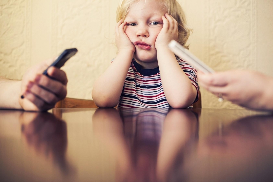 ¿Qué son los "huérfanos digitales"?