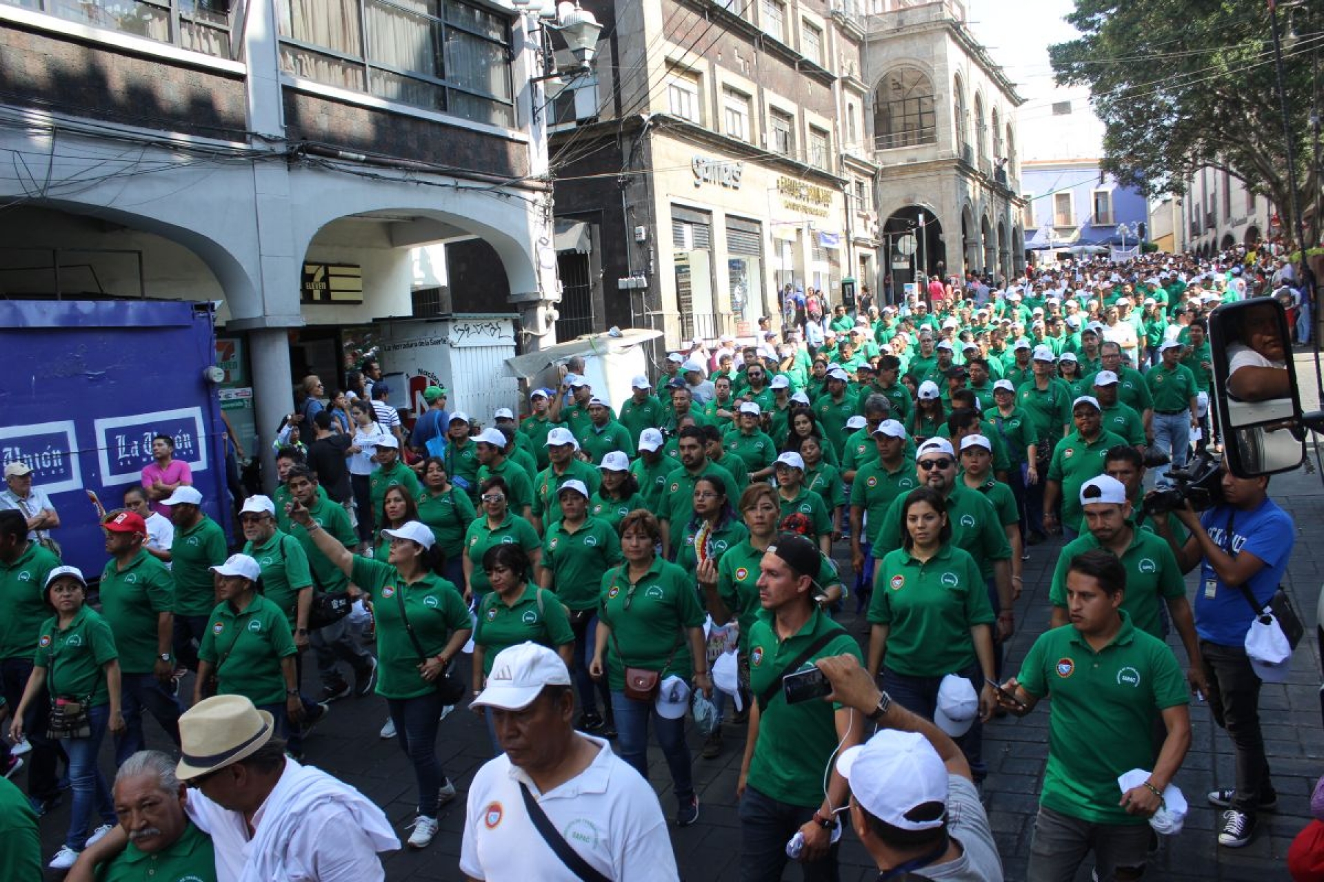Marchan en defensa de derechos laborales