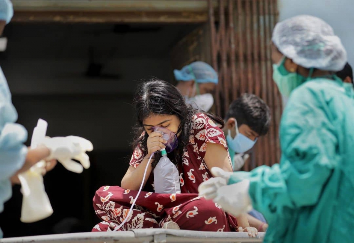 Ola de COVID está eliminando a familias enteras en la India