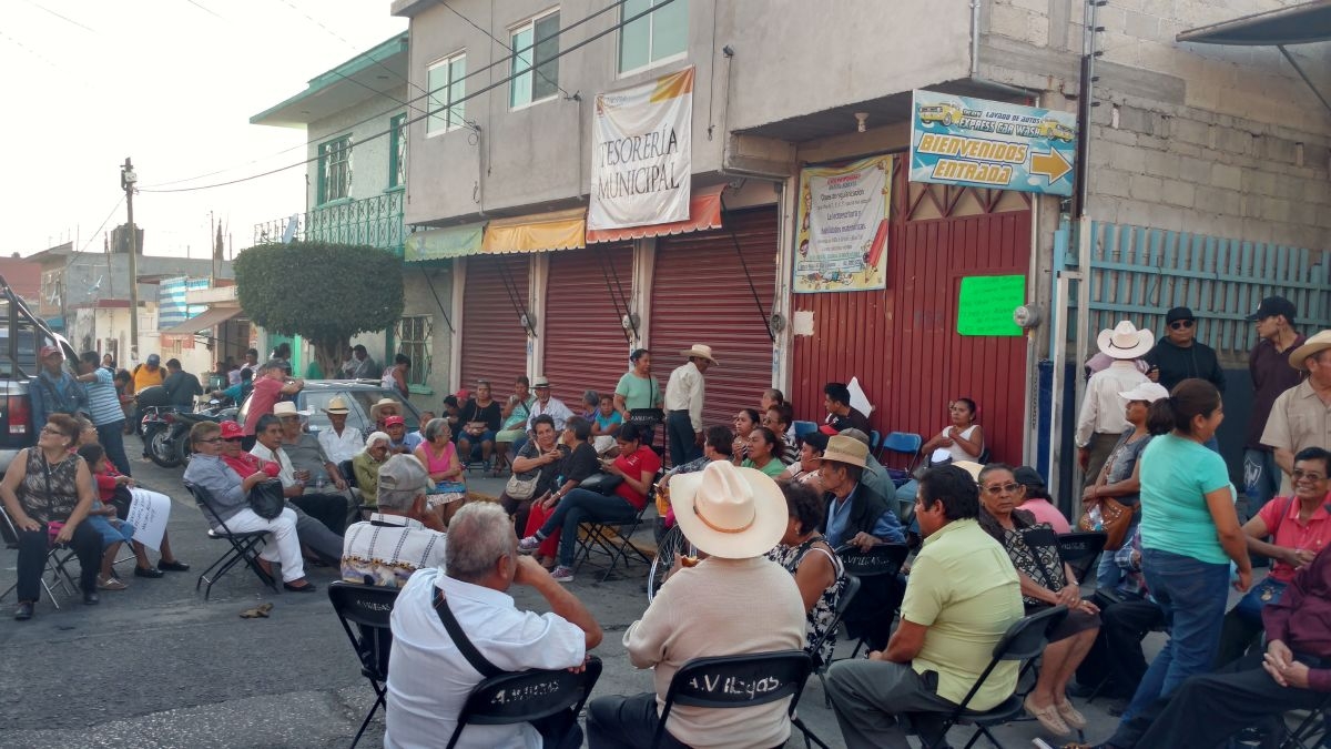 Bloquean calles empleados municipales de Cuautla por falta de pago de aguinaldo
