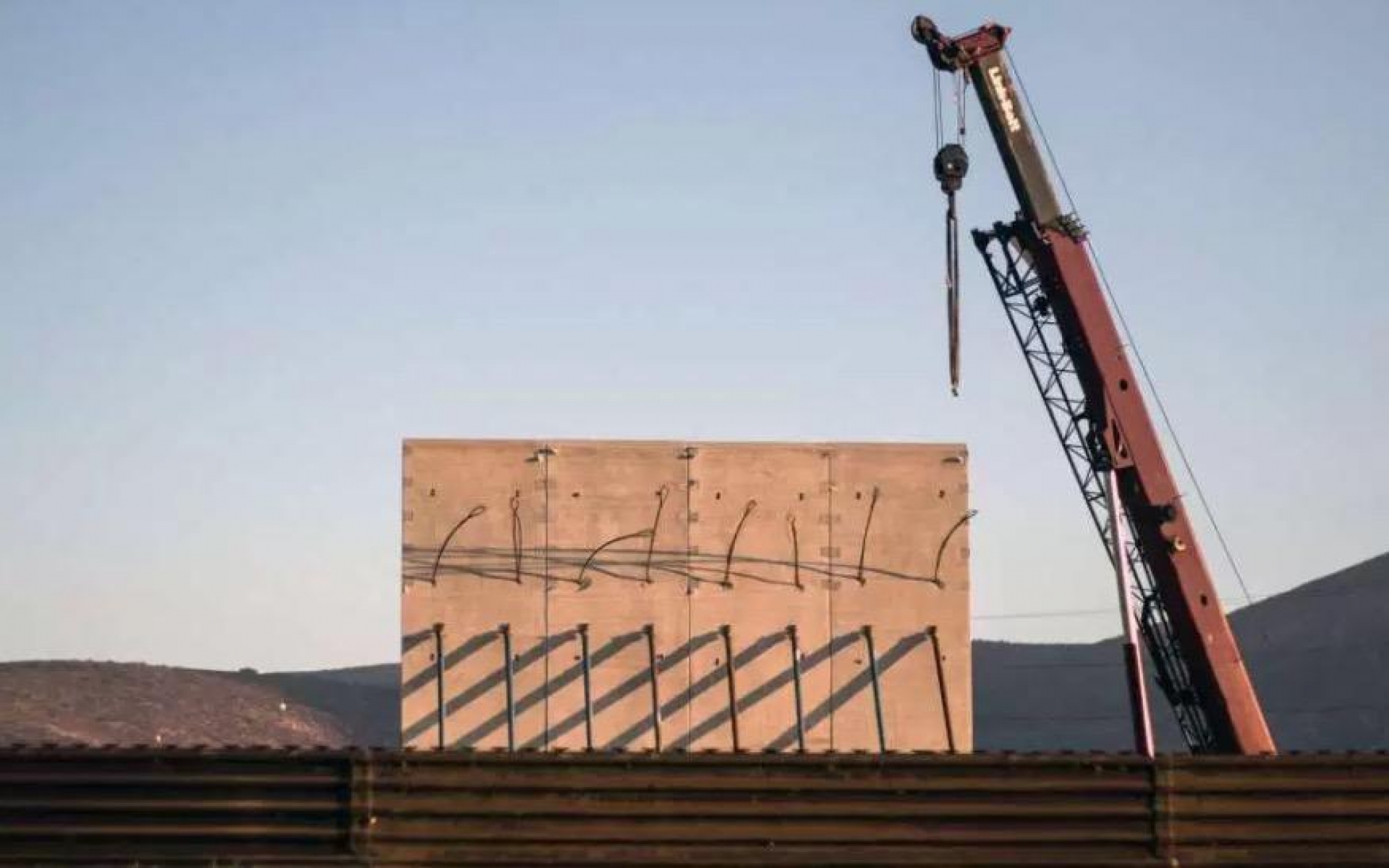 'Comenzó el muro en San Diego, pronto estarán protegidos': Trump