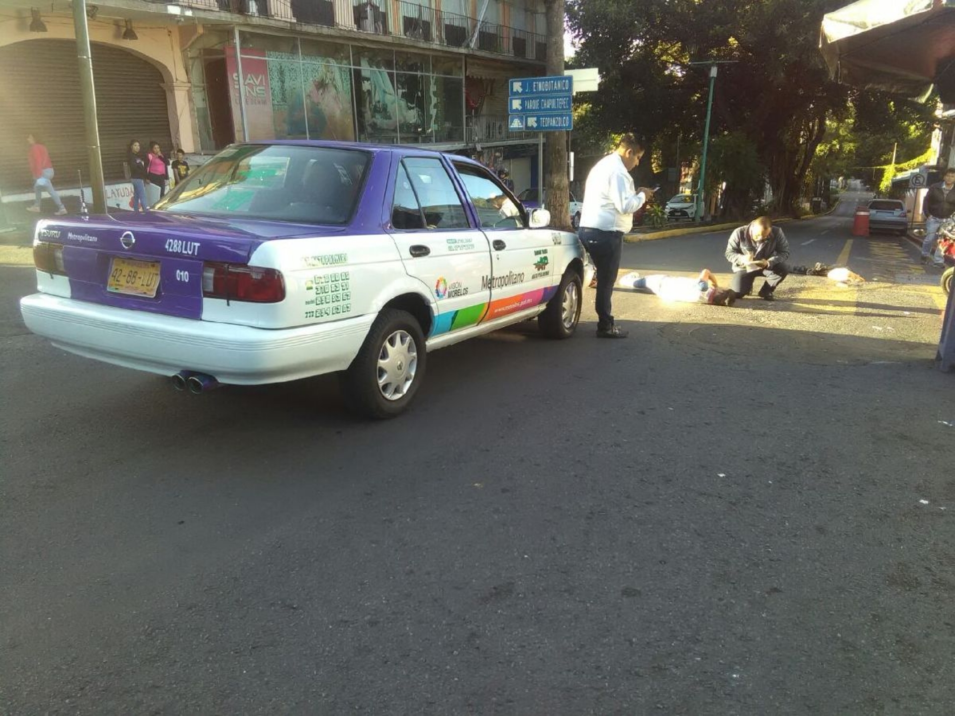Embiste taxi a un motociclista