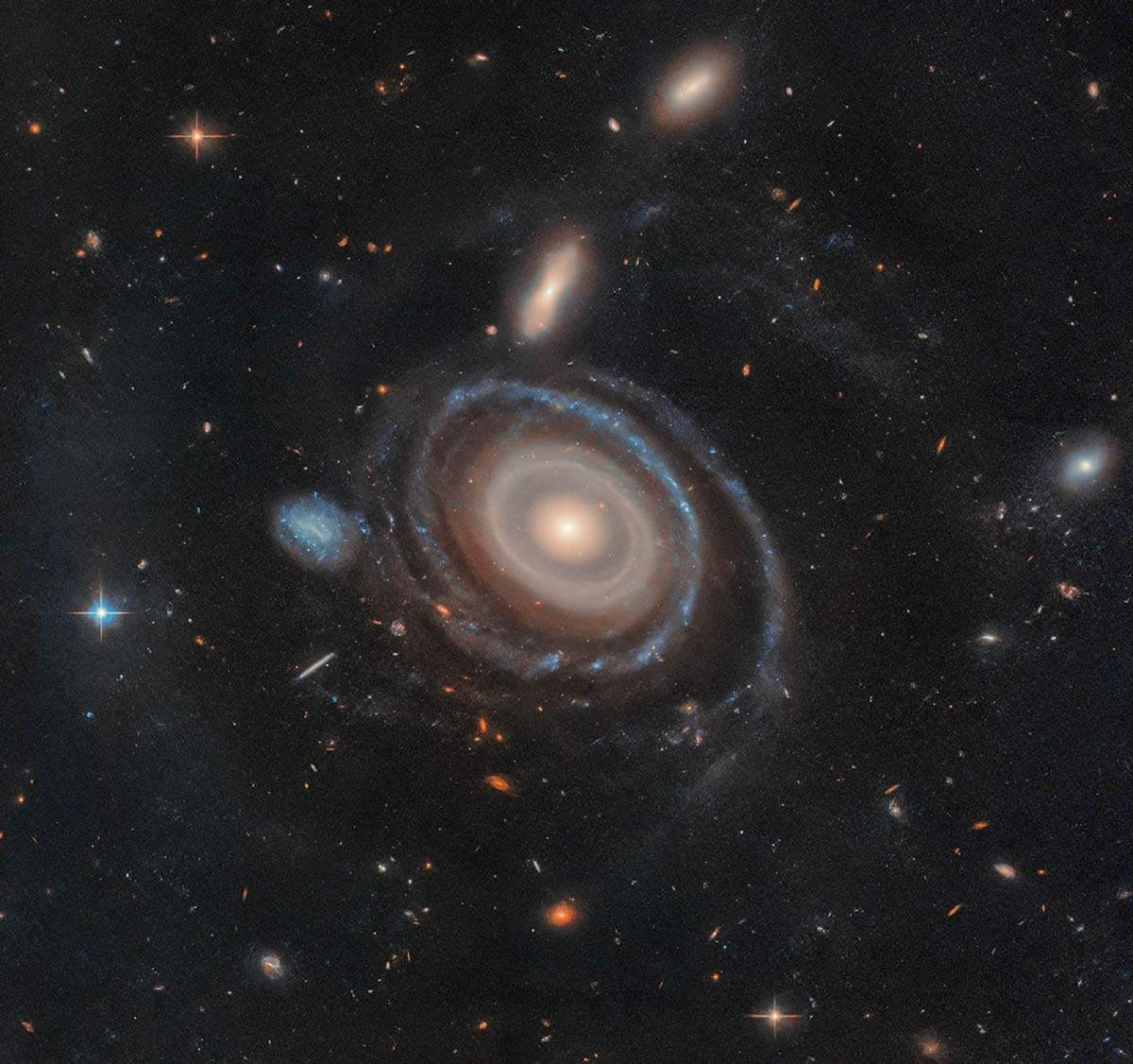 El Hubble investiga una galaxia con nueve anillos