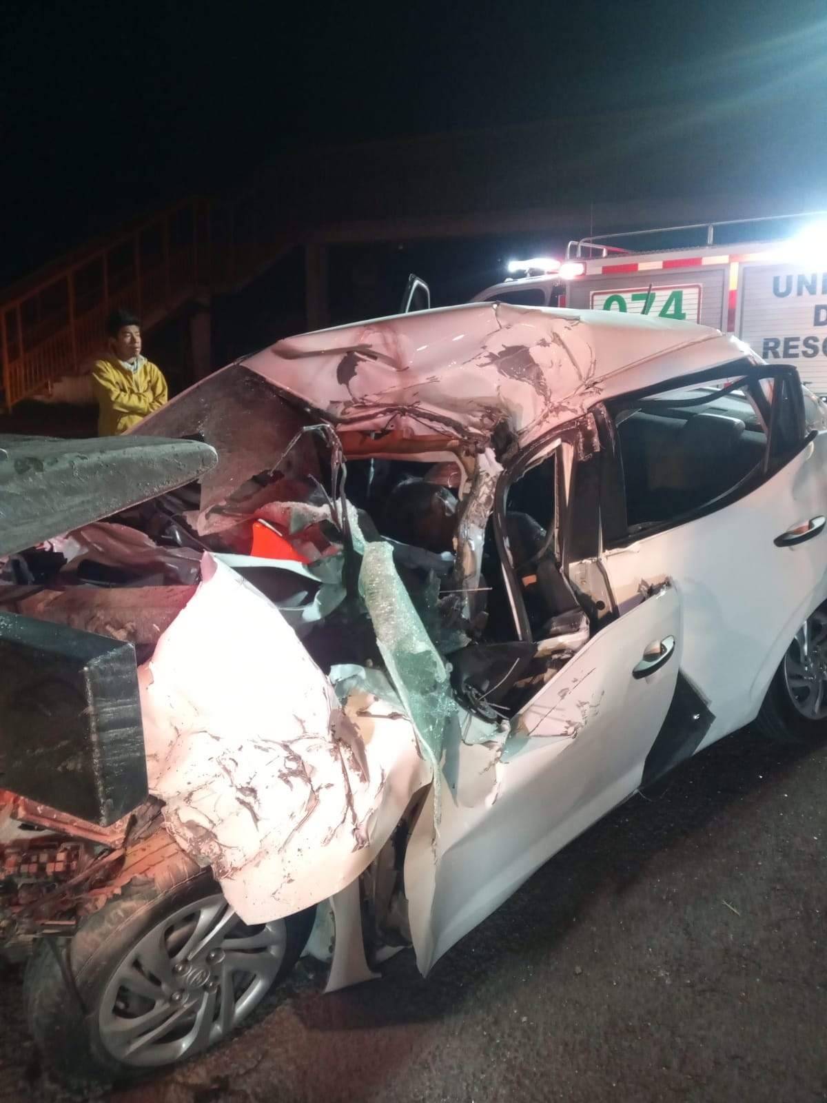 Choque entre un auto y una grúa deja un muerto