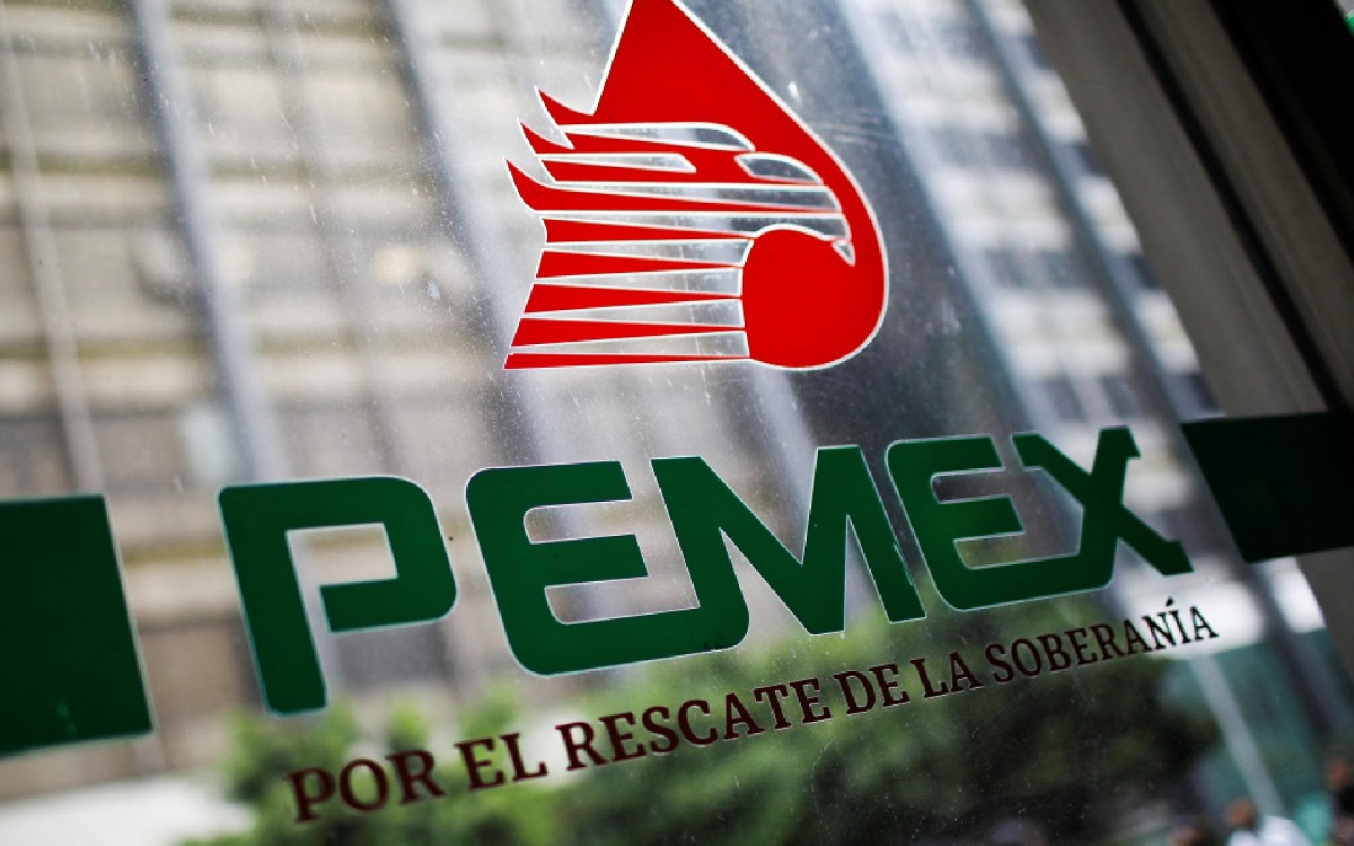 Remueven a tres funcionarios de Pemex tras derrame en el Golfo de México