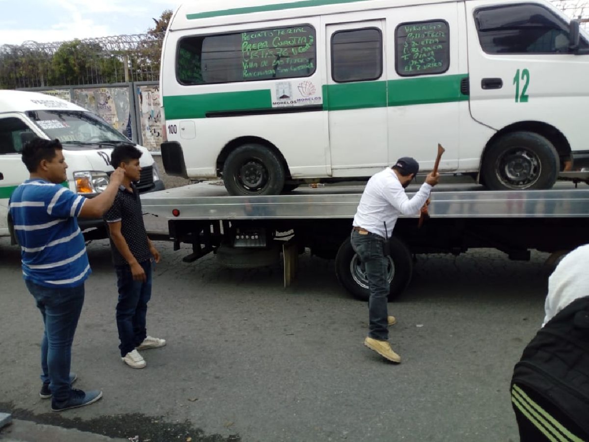 Provocan transportistas conato de violencia al recuperar unidades irregulares