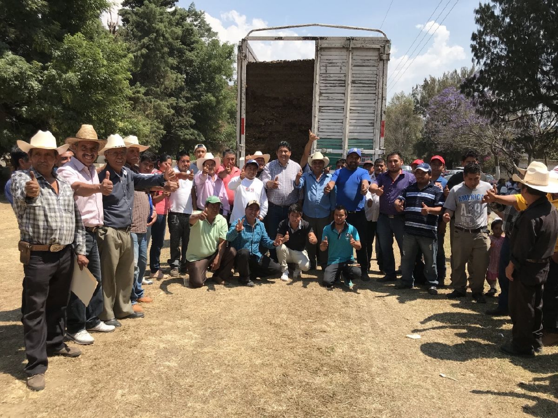 Entrega Paco Sánchez abono orgánico a productores de aguacate de Yecapixtla
