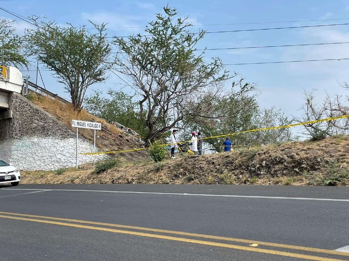 Volcadura en Xochitepec deja un muerto y una mujer herida