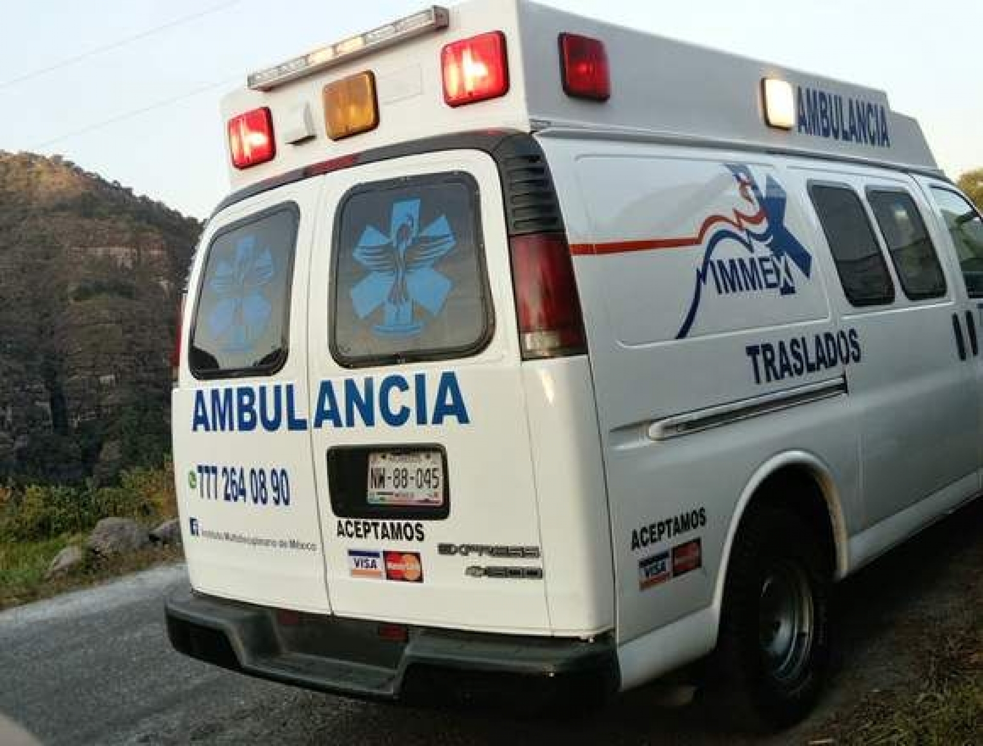 Quedó prensado en su camioneta durante un choque