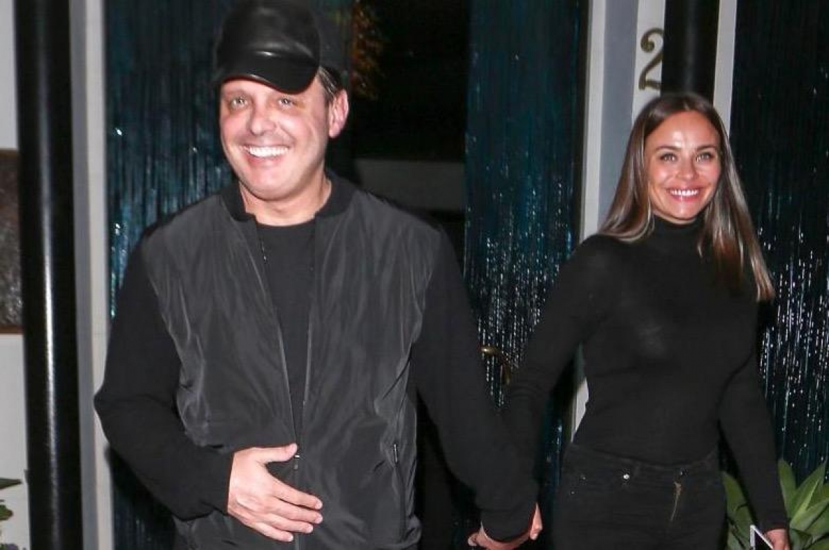 Reaparece Luis Miguel sonriente y más delgado
