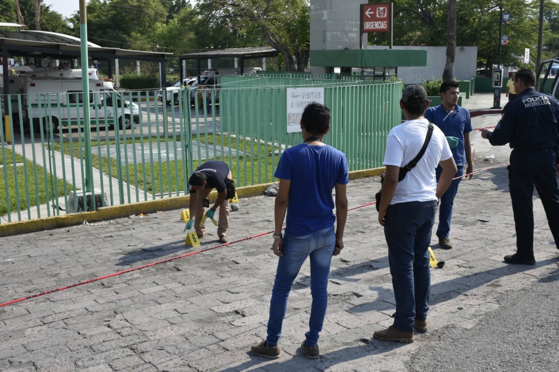 Arrojan artefacto explosivo afuera de hospital