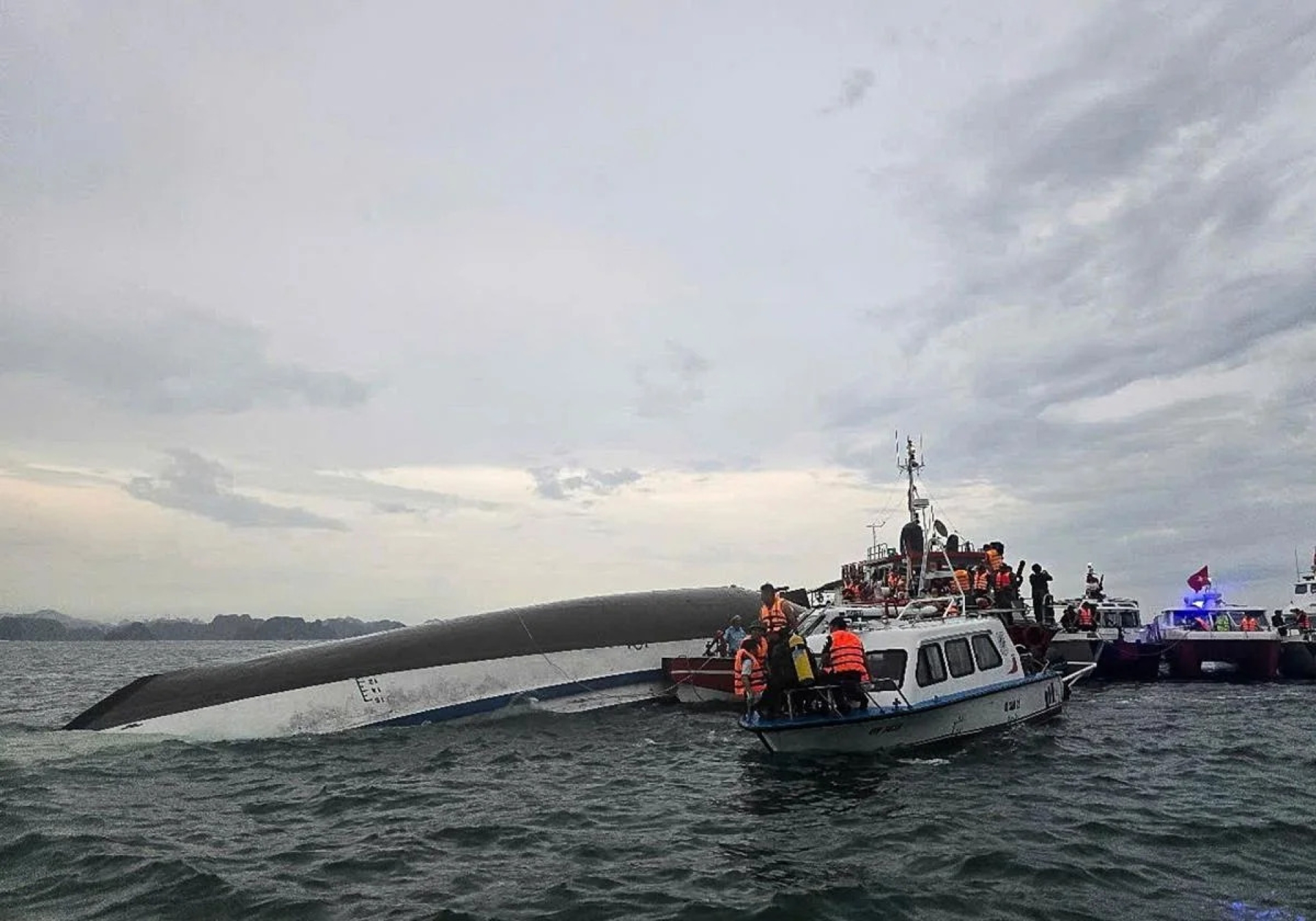 Vietnam: naufragio de barco turístico deja 18 fallecidos y 23 desaparecidos