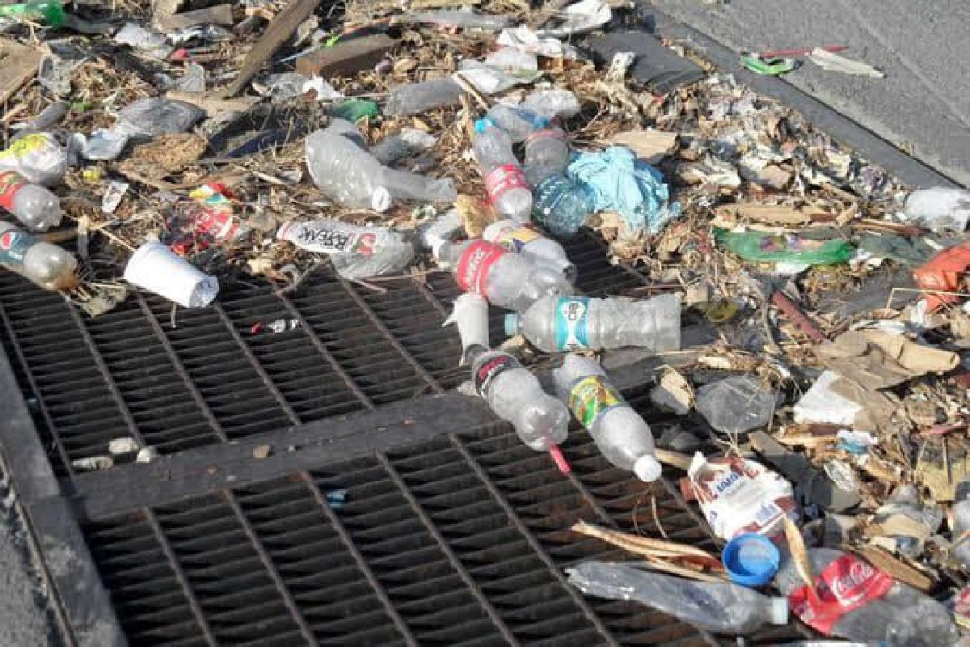 Exhortan a no dejar basura en las calles