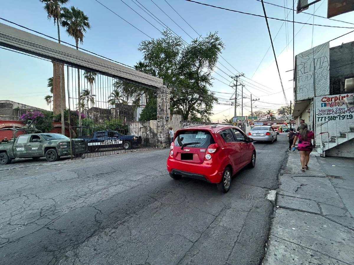 Hallan un cadáver en canal de riego de Temixco