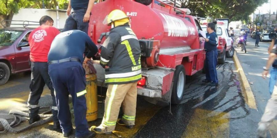 Atiende PC municipal reporte de un cilindro de gas con fuga en una antojería de Cuernavaca