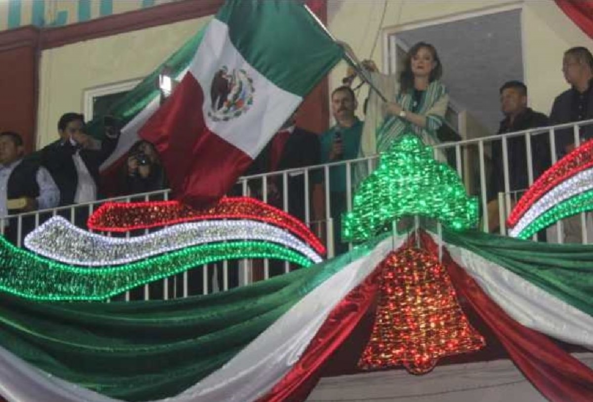 Ana Haro Sánchez dio el tradicional grito de Independencia