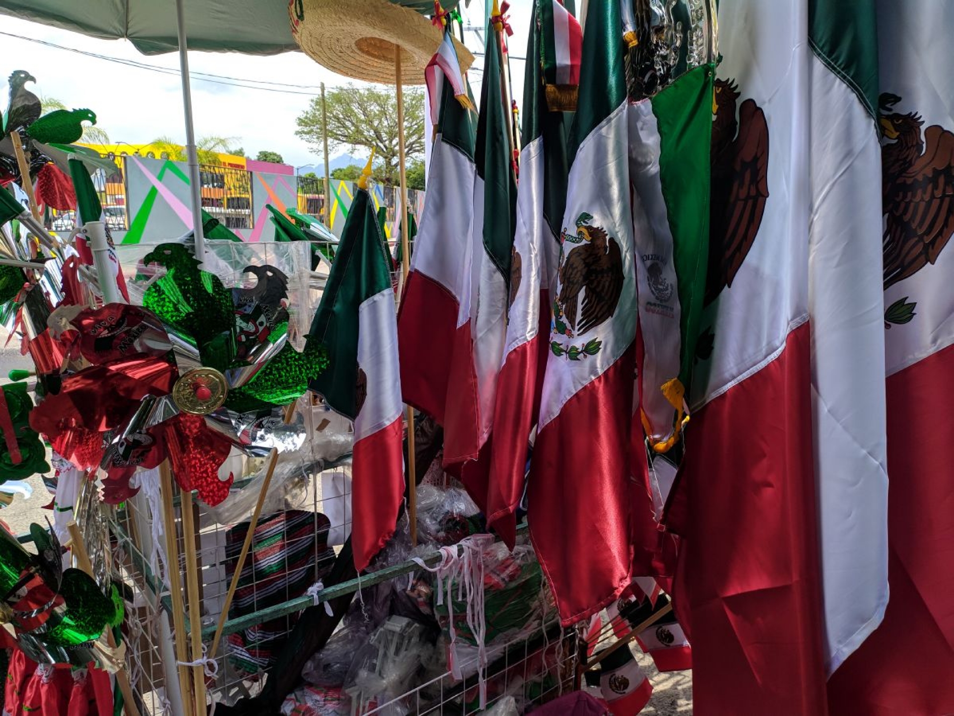 El covid dañó venta de banderas y sombreros