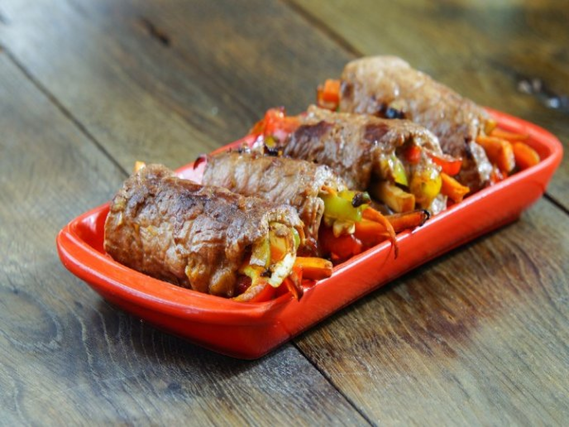 Receta sencilla: niños envueltos de carne con zanahoria