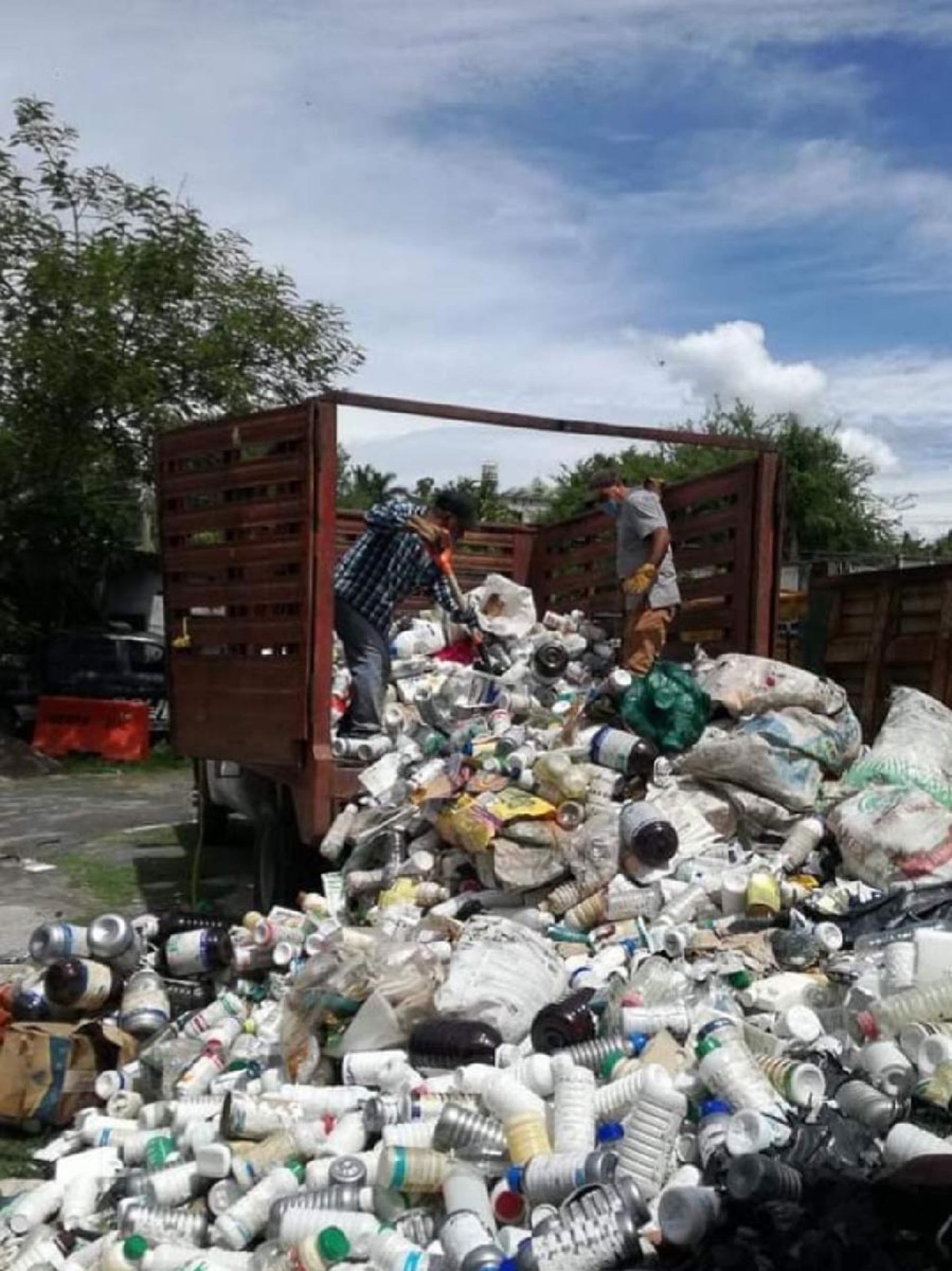 Retiran recipientes de productos químicos de campos de cultivo de Mazatepec