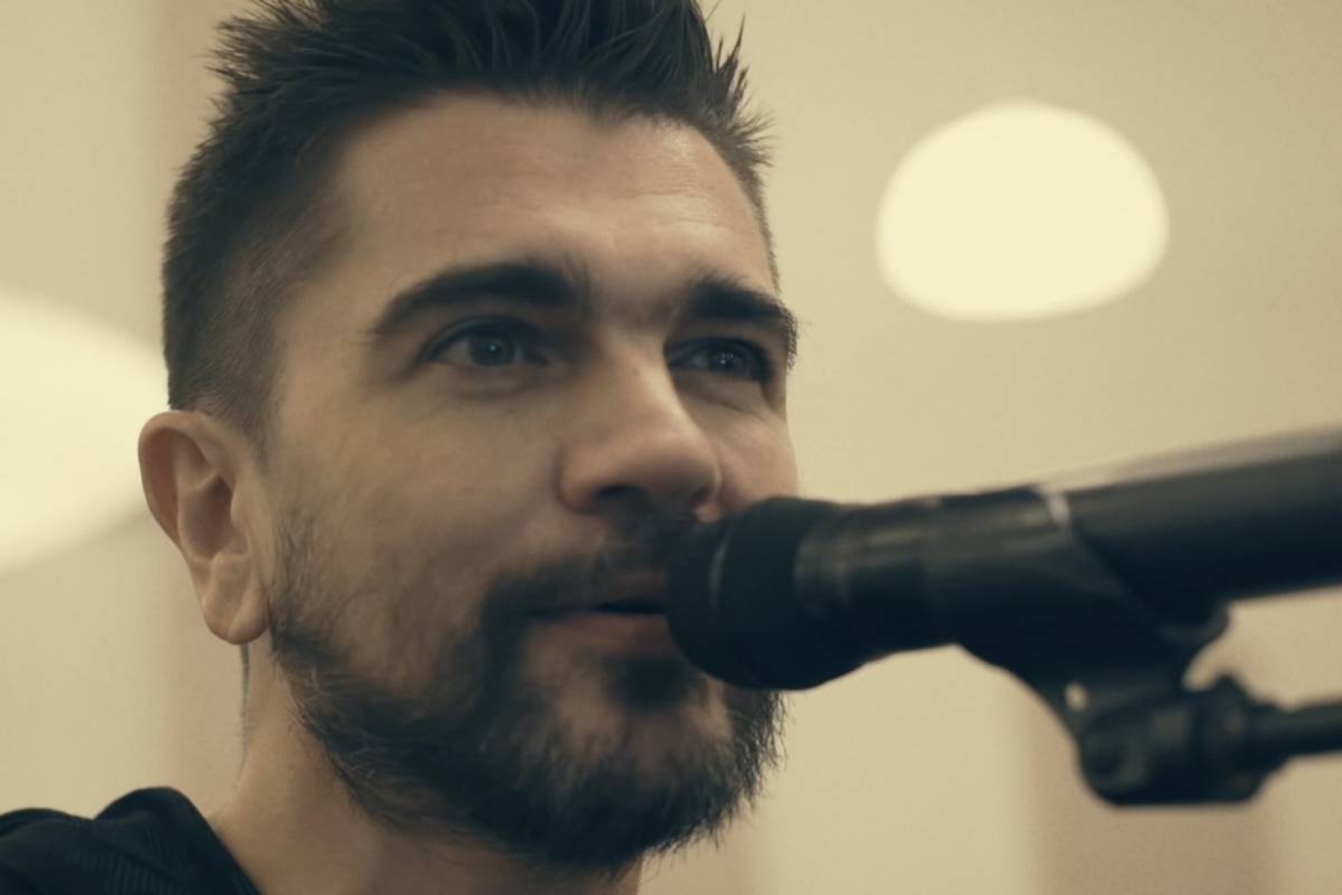 Juanes estrena video de "Más que tu amigo", tributo a Marco Antonio Solís
