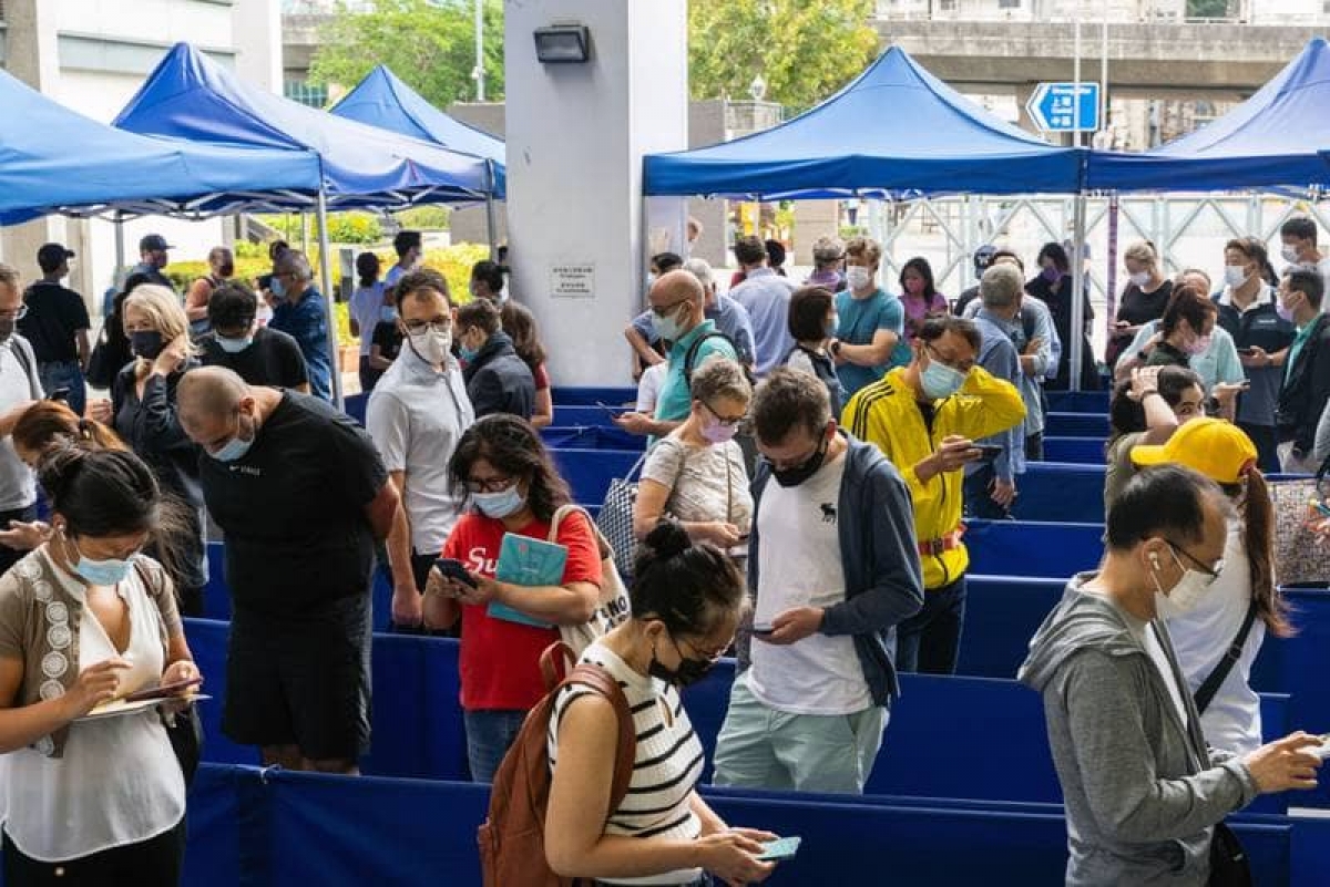 Hong Kong ofrece un Tesla y lingotes de oro como recompensa a quien se vacune