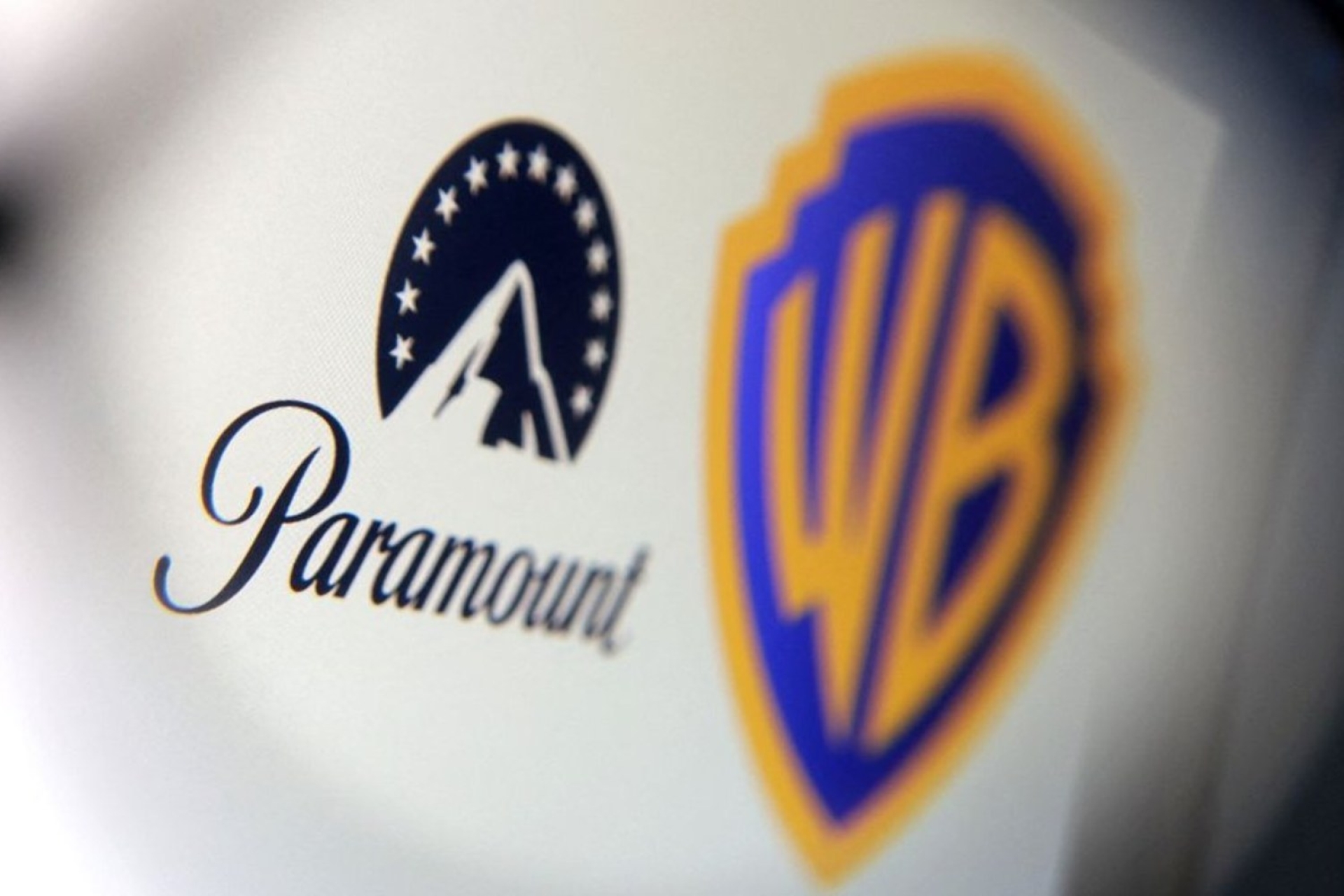 Paramount refuerza su oferta por Warner Bros. Discovery sin aumentar el precio por acción