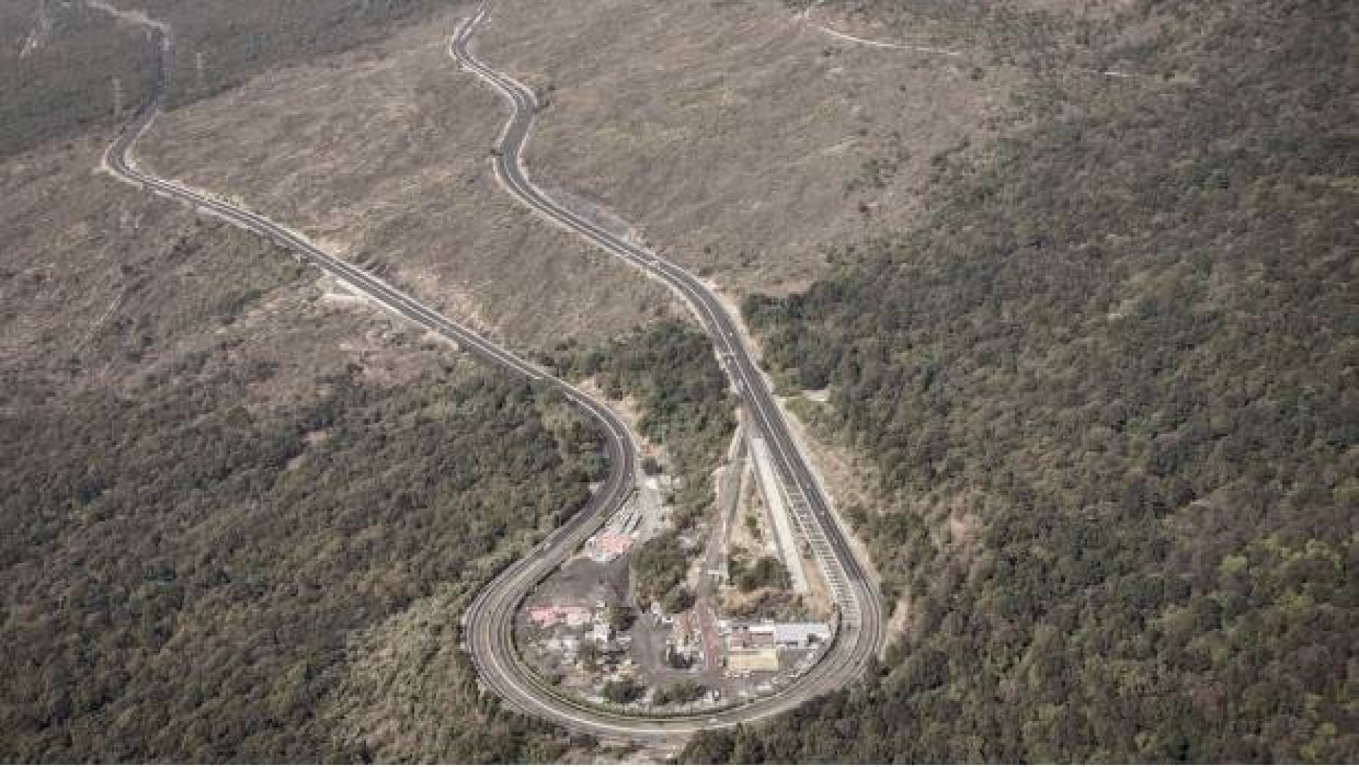 Acusan a constructora de desviar recursos de ampliación de autopista