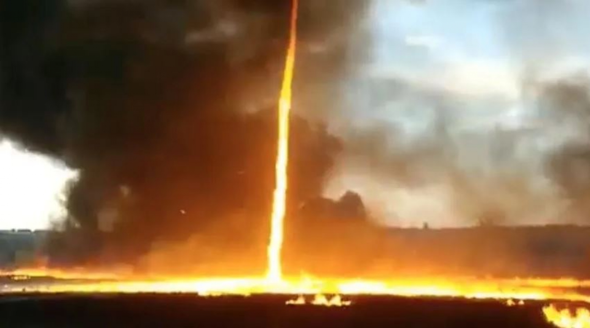 Devastador tornado de fuego arrasa en el norte de California