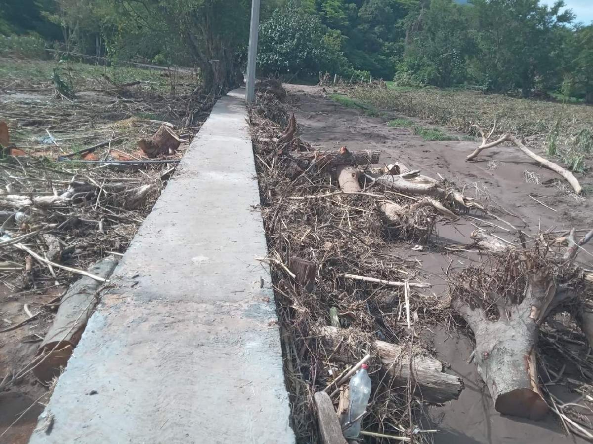 Se inundan viviendas en el poblado de Casahuatlán