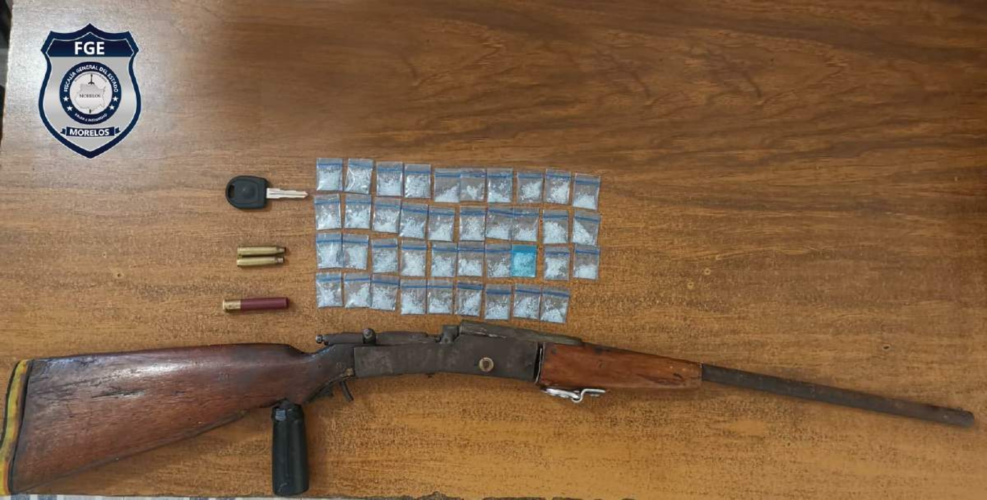 Transportaba droga y un arma en un auto