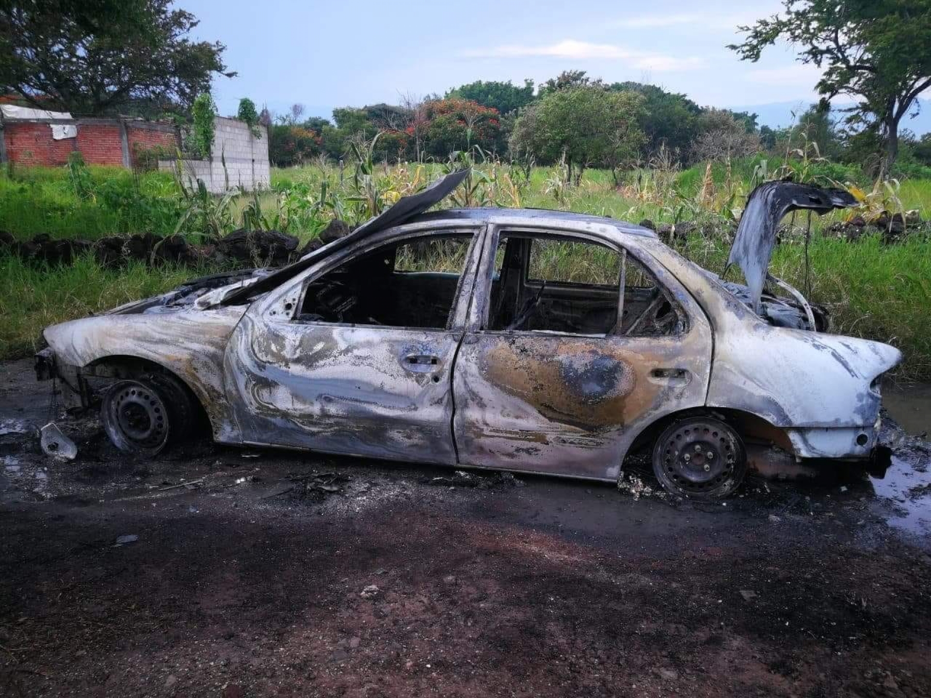 Aún no identifican al hombre calcinado en un auto en Jiutepec