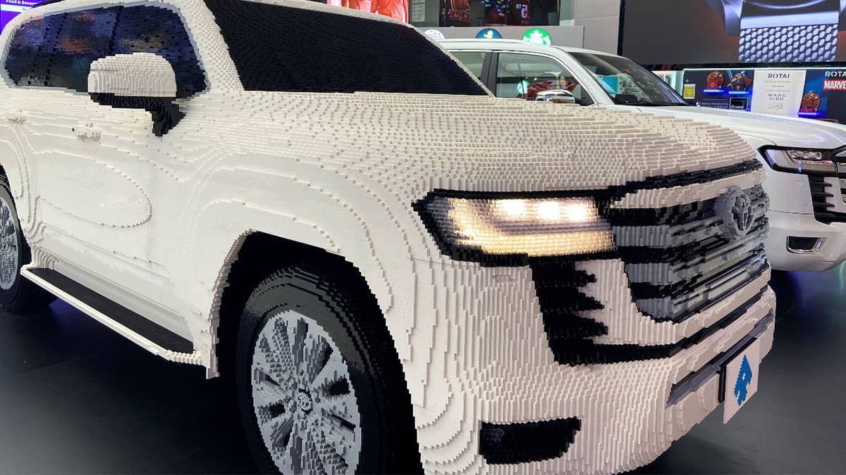 Construyen camioneta con 440 mil piezas de Lego