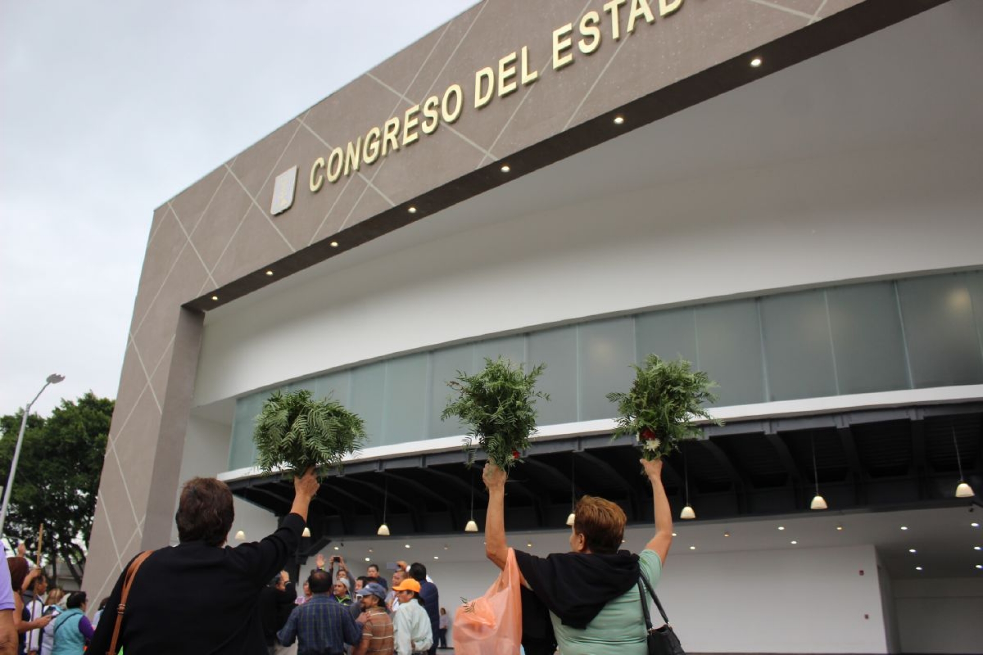 Hacen “limpia” a la sede del Congreso para alejar las malas vibras