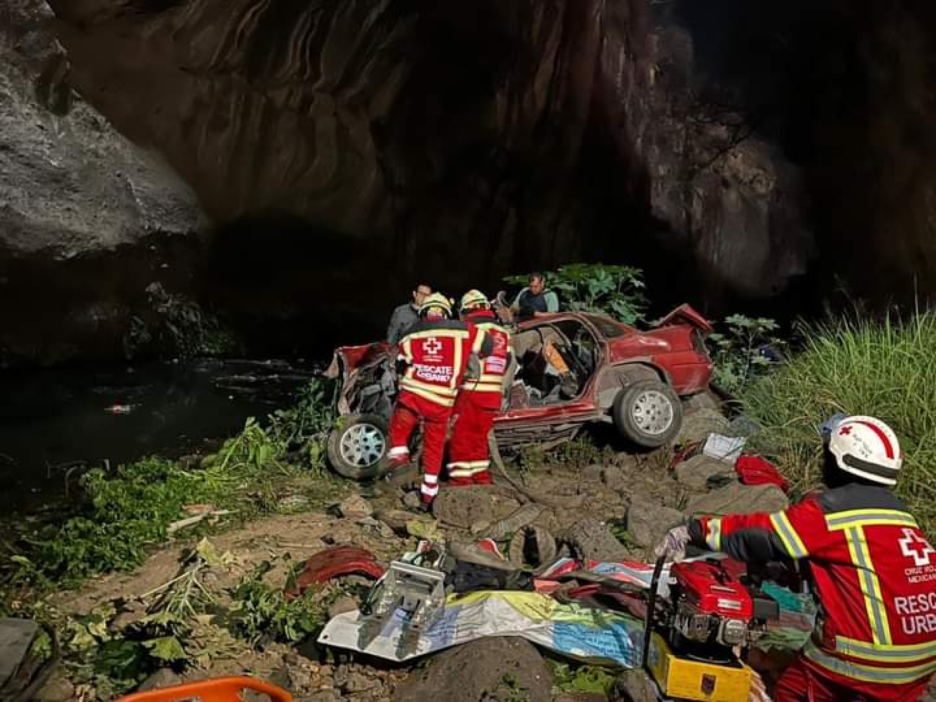 Muere automovilista al caer a una barranca