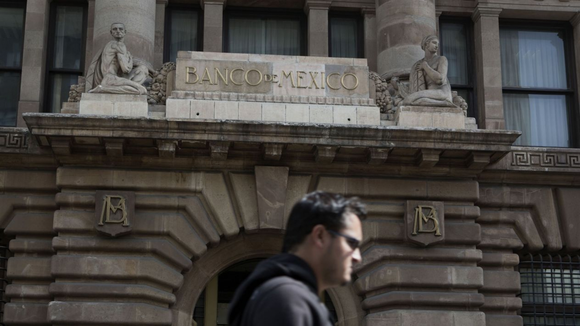 COVID-19 pone 'en vilo' a la economía mundial; se registrarán caídas no vistas desde Gran Depresión, prevé Banxico