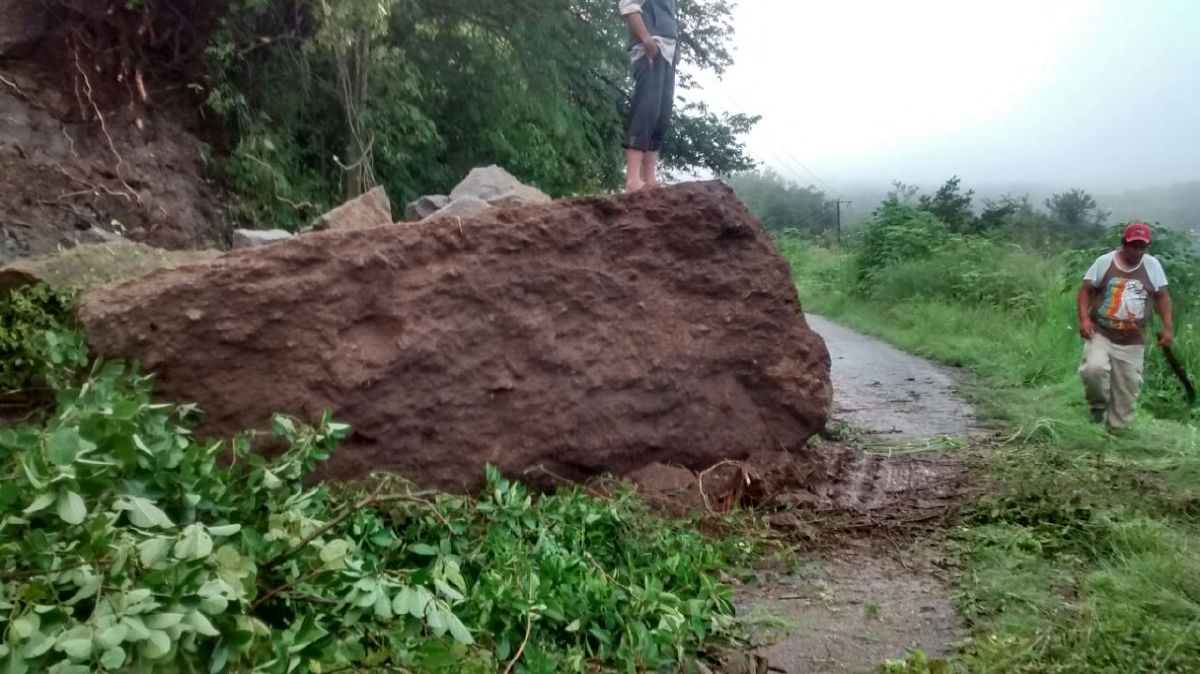 Cierran camino a Cuauchichinola por derrumbe
