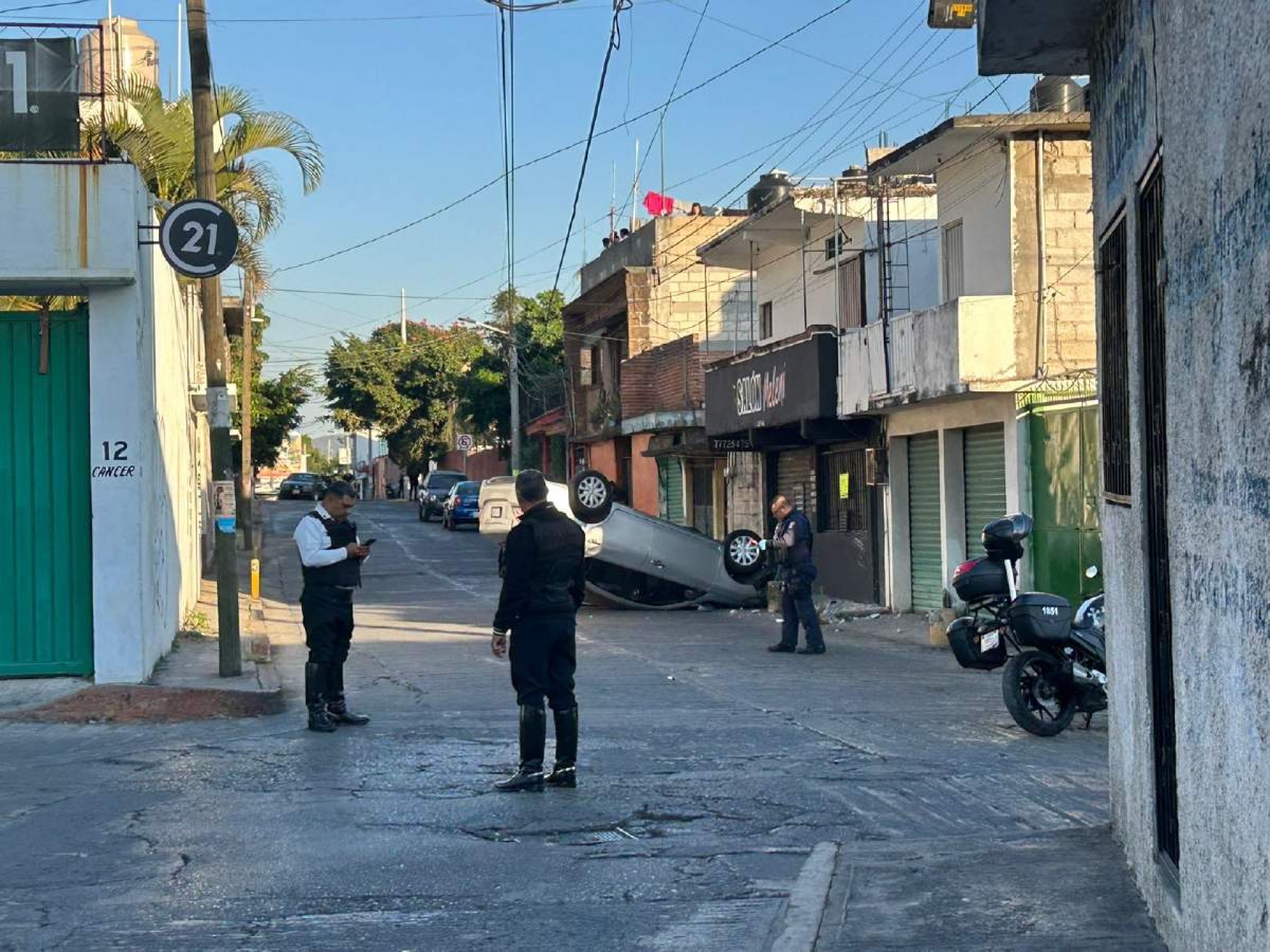Se enfrentan policías viales de Cuernavaca contra civiles