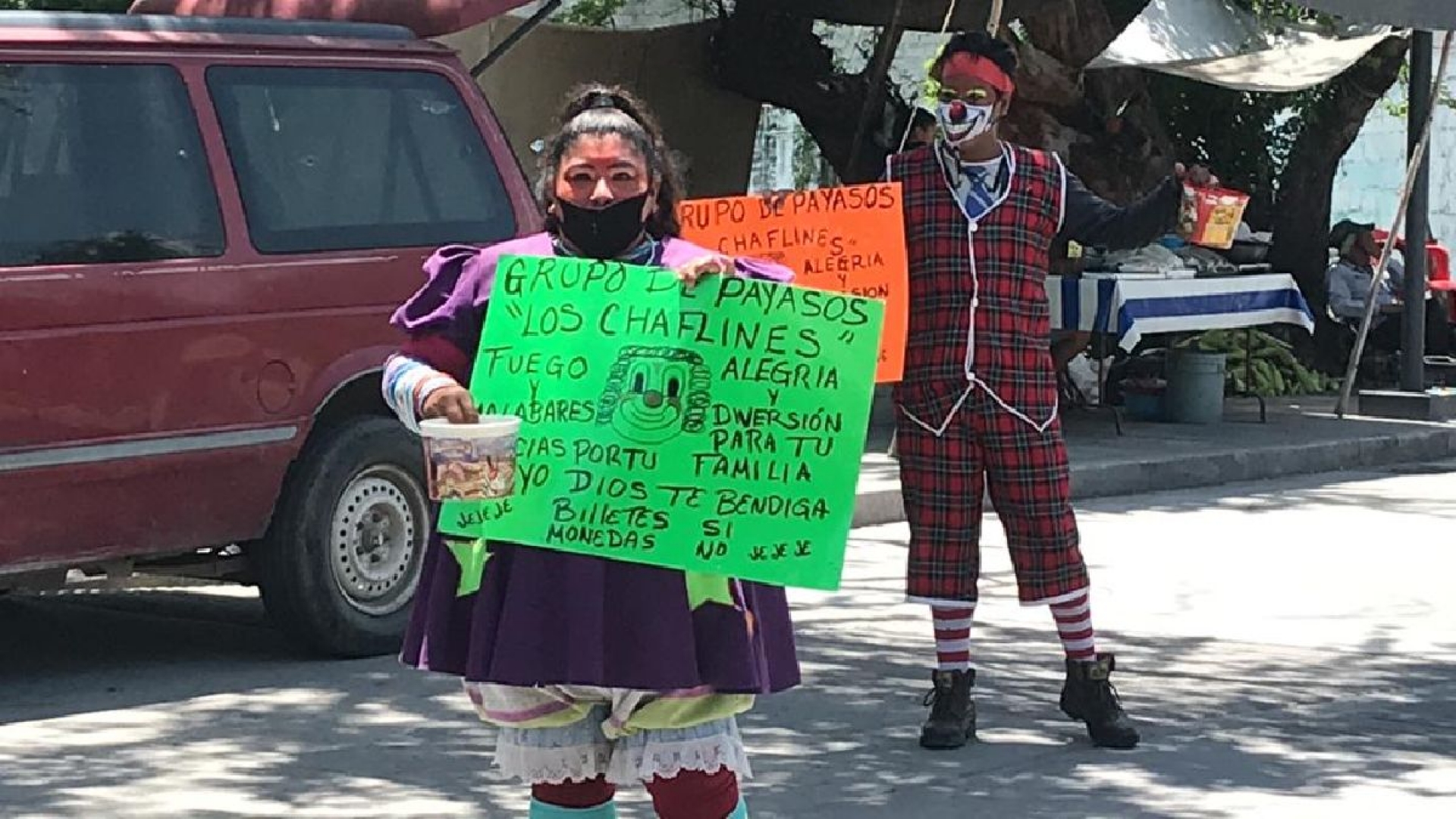 Payasitos salen a las calles para solicitar ayuda