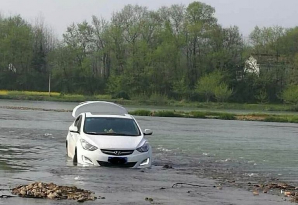 Hombre cae a un río por seguir instrucciones de su GPS