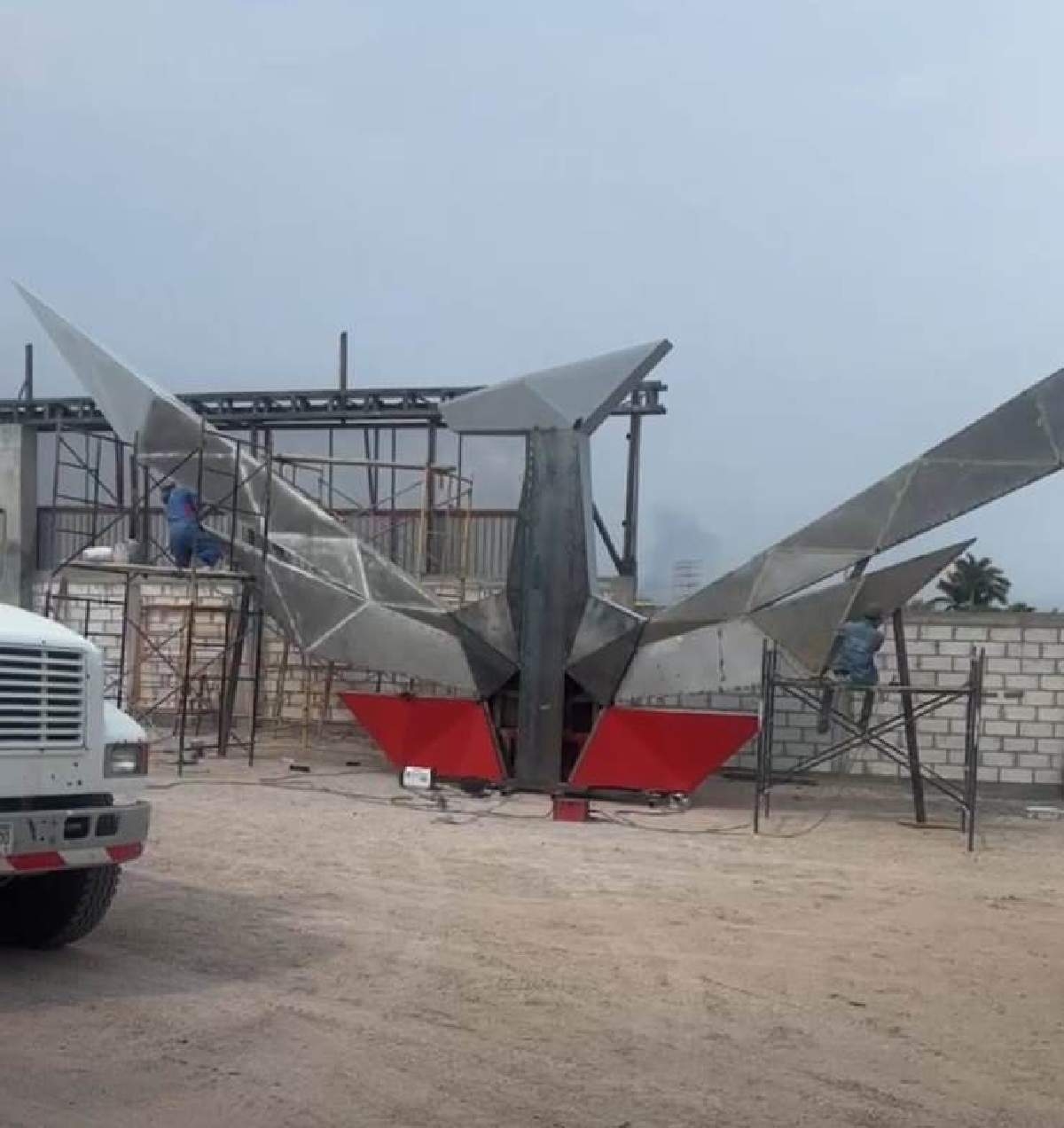 Comienzan a instalar la escultura Ave Fénix en Jojutla