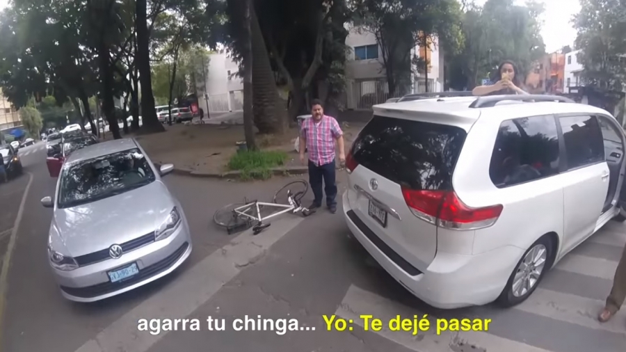 Automovilista agrede a ciclista en la Condesa