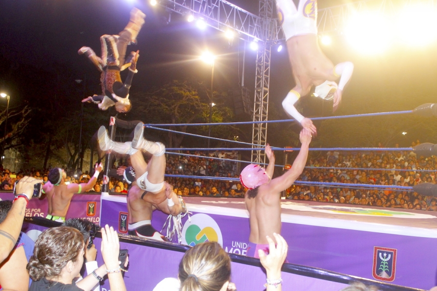 Función espectacular de lucha libre en el zócalo de Cuernavaca