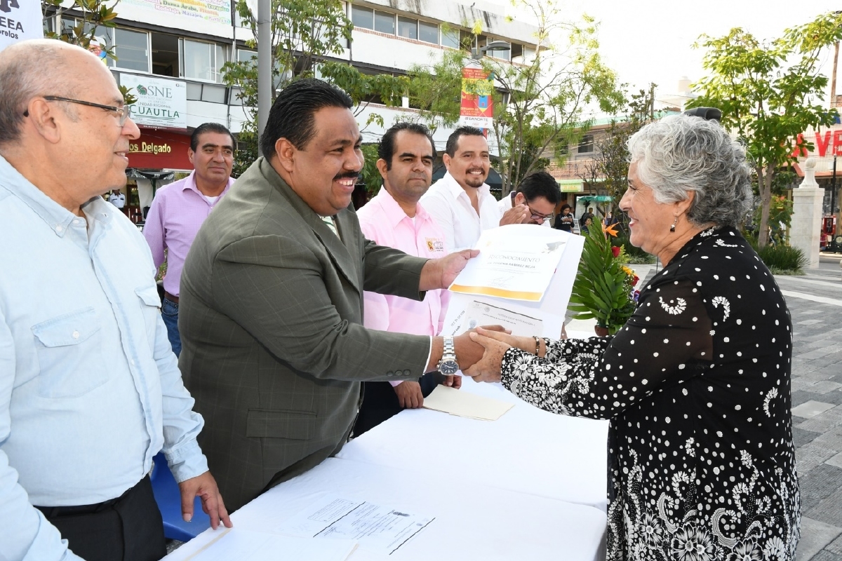 Entregan certificados a personas que concluyeron estudios de primaria y secundaria en Cuautla
