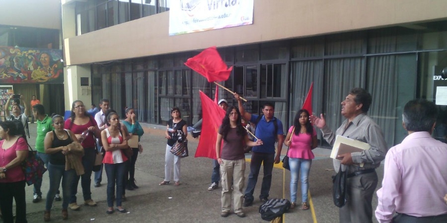 Se manifiestan integrantes del MMB en el IEBEM