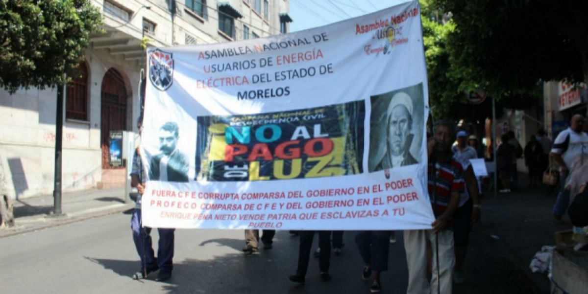 Marchan integrantes de la ANUEE en el centro de Cuernavaca