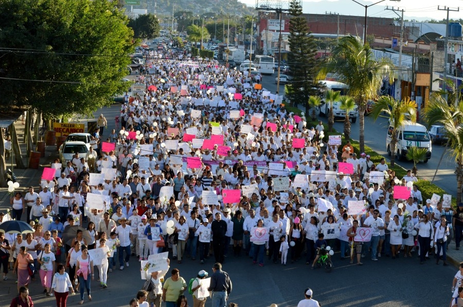 Marchan temixquenses por muerte de Gisela Mota y piden paz