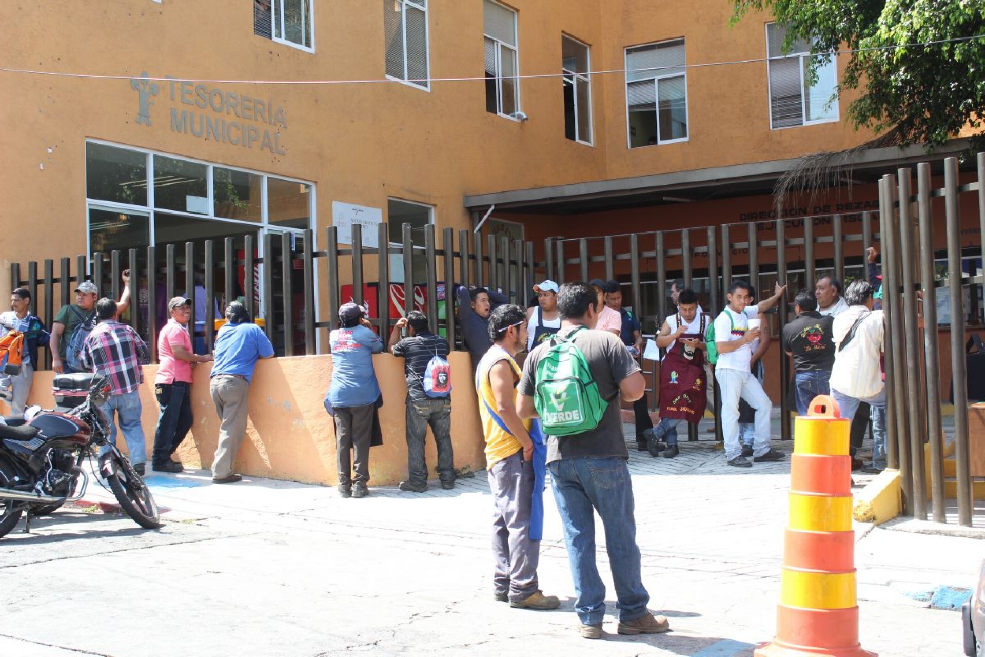 Estibadores del ALM exigen que se tapen baches en el circuito que rodea al mercado