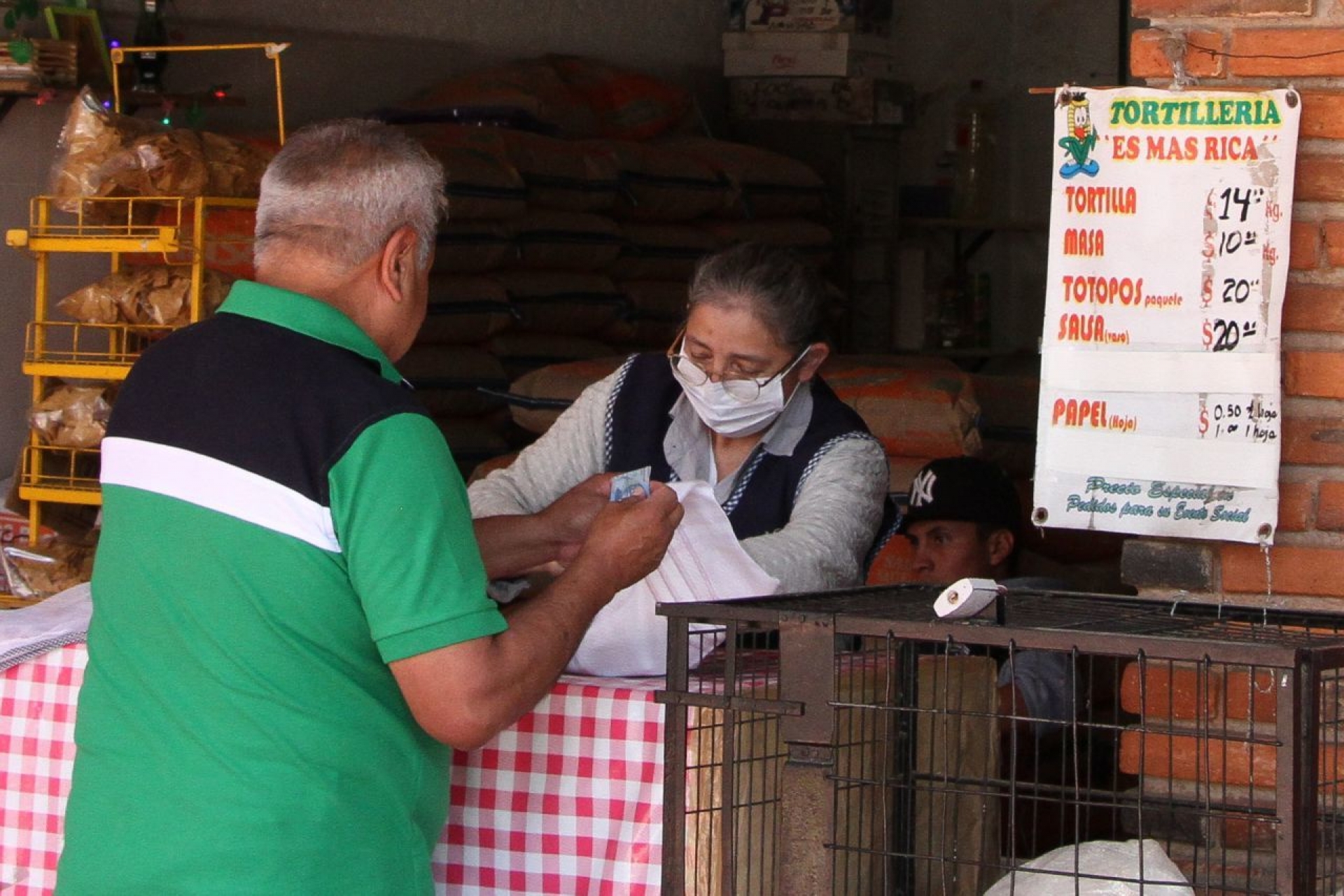 Mantienen activos sólo negocios “esenciales” en Mazatepec